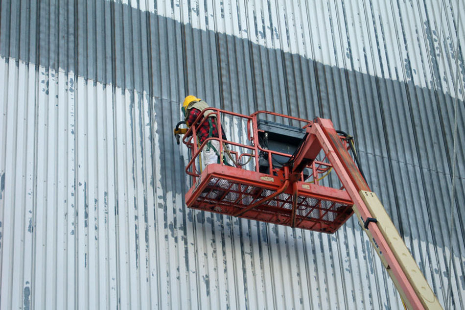 Piaskowanie konstrukcjiWykonujemy solidnie usługi piaskowania konstrukcji ze stali i metalów. Dokonujemy obróbki mechanicznej i zabezpieczeń przed korozją elementów stalowych.